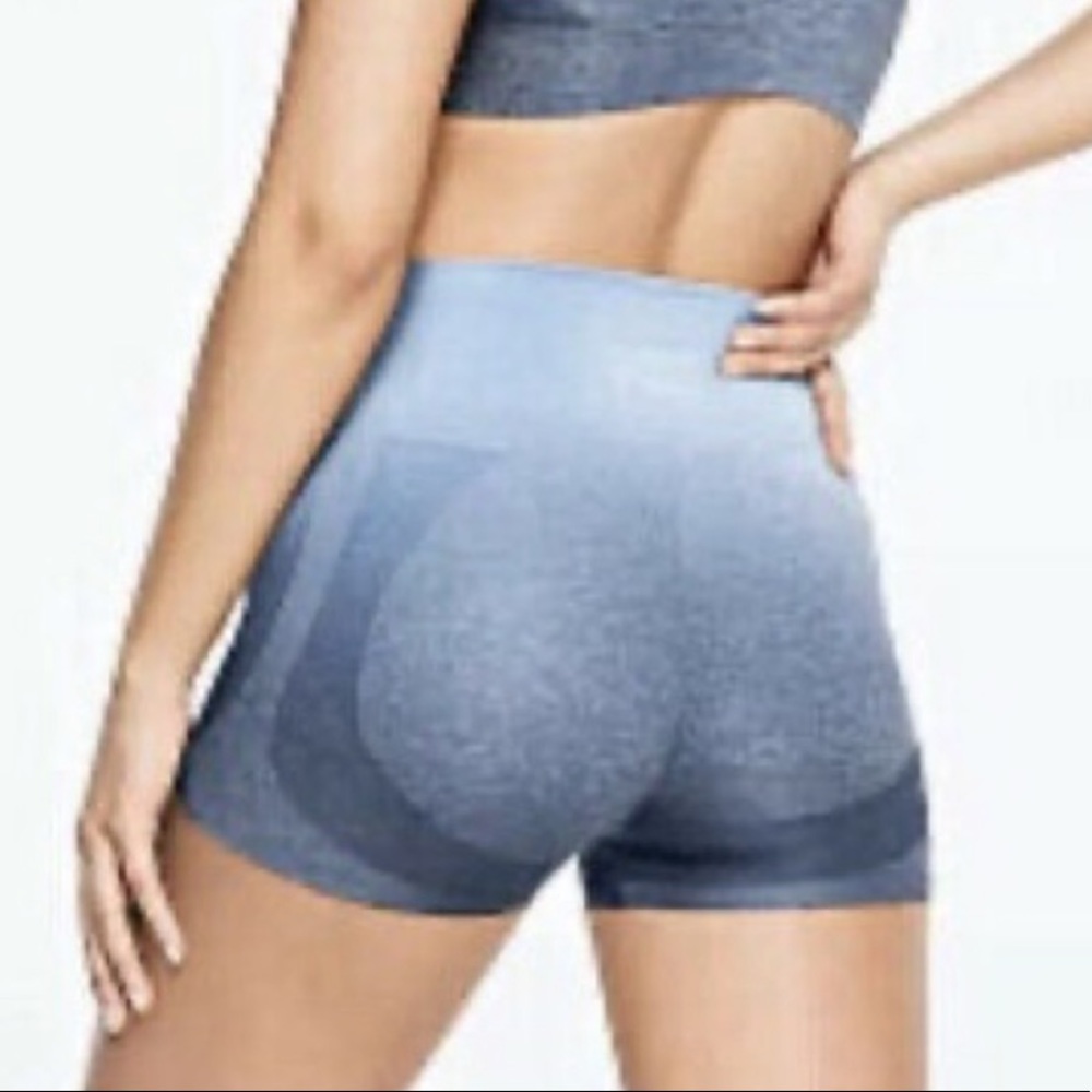 💕Pink by Victoria’s Secret seamless workout shorties in like new condition! 🍑
